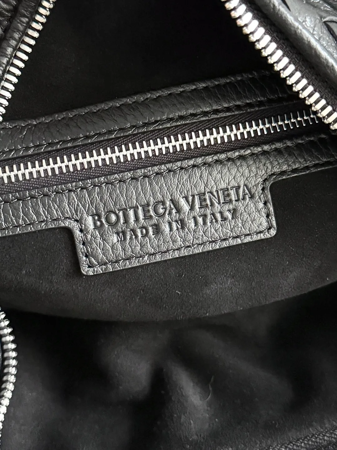 Batch 2760 BOTTEGA VENETA's new Traveler deerskin series is here! The travel season is coming soon, and I believe you must need a large-capacity and simple bag. This new Traveler is very in line with the current travel craze. The whole bag is designed with deerskin and is made of the highest quality leather. It feels tougher to the touch. The super large capacity is suitable for short trips. Traveling with friends and family does not require carrying heavy luggage. It is also very convenient for friends who often travel for work. You can carry two changes of clothes and a computer with you. It also comes with an adjustable shoulder strap to free your hands. Style number: 815748 Size: 35*29.5*8.5cm